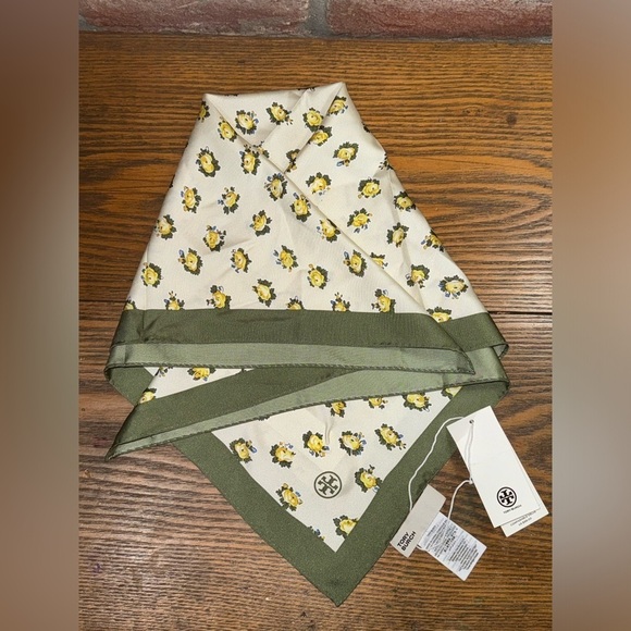 RARE Tory Burch NWT Garden Rose Print Square 100% Silk Scarf Neckerchief - Picture 2 of 7